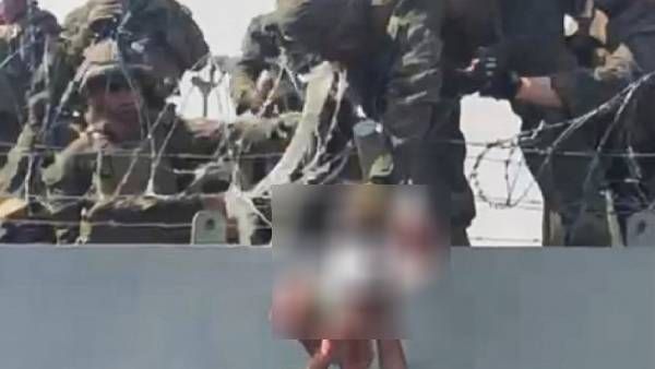 திடீர் திருப்பம்.. கதறியபடி குழந்தையை வீரரிடம் கொடுத்த தாய்.. நடந்தது என்ன.. அமெரிக்க ராணுவம் தகவல்