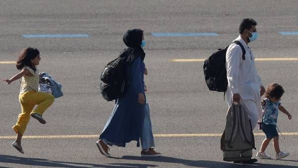 ஆப்கானிலிருந்து பெல்ஜியம் மண்ணை மிதித்த சிறுமி செய்த காரியம்.. ஆஹா இந்த ஒற்றை புகைப்படம் போதுமே!