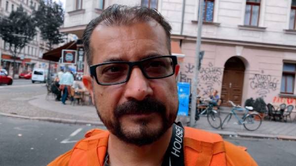 ஜெர்மனியில் பீட்சா டெலிவரி பாயாக வேலை பார்க்கும் ஆப்கான் முன்னாள் அமைச்சர்.. புகைப்படங்கள் வைரல்!