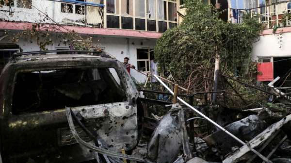 தொடரும் அமெரிக்க தாக்குதல்.. காபூல் ஏர்போர்ட் அருகே தீவிரவாதிகளின் வெடிகுண்டு நிரப்பிய கார் தகர்ப்பு