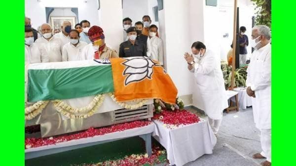 அதென்ன.. பாஜக கொடி தேசிய கொடியை விட மதிப்பு மிக்கதா.. காங்கிரஸ் கிடுக்கிப்பிடி.. வெடித்த சர்ச்சை