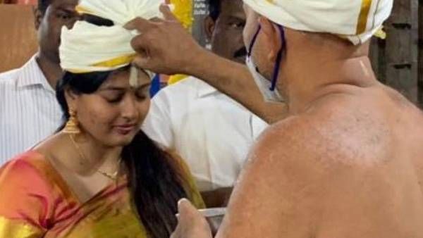 அனைத்து சாதியினரும் அர்ச்சகர்: கனிமொழியை வம்பிழுக்க போட்ட ட்வீட்.. இப்போ சிக்கலில் காயத்ரி ரகுராம்