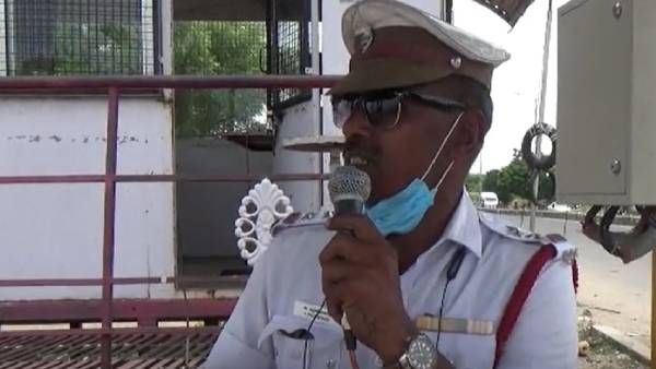 குடும்பம் முக்கியம்; விட்டுகொடுத்து வாழுங்கள்: பேச்சால் வாகன ஓட்டிகள் மனங்கவர்ந்த மதுரை டிராபிக் எஸ்.ஐ