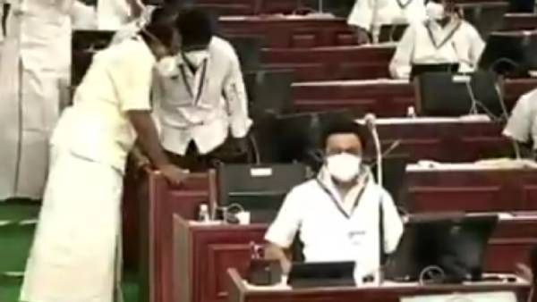 பட்ஜெட் தொடங்கும் முன்..உதயநிதியின் சீட்டுக்கு வந்து வணக்கம் வைத்த திமுக எம்எல்ஏக்கள்.. காரணம் என்ன?