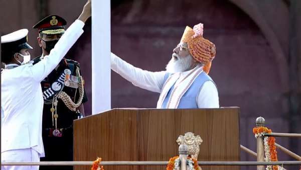 75 ஆவது சுதந்திர தினவிழா: டெல்லி செங்கோட்டையில் தேசியக் கொடியை ஏற்றினார் பிரதமர் நரேந்திர மோடி