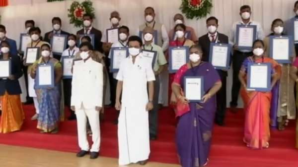 சாதனை புரிந்தவர்களுக்கு விருதுகள் வழங்கி கவுரவித்த ஸ்டாலின்.. யார், யாருக்கு விருது?.. முழு விவரம்!