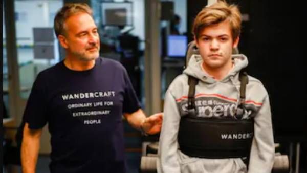 ரோபோ ஸ்டான்ட் அப்.. 16 வயது நடக்க முடியாத மகனுக்காக தந்தை உருவாக்கிய ரோபோ!