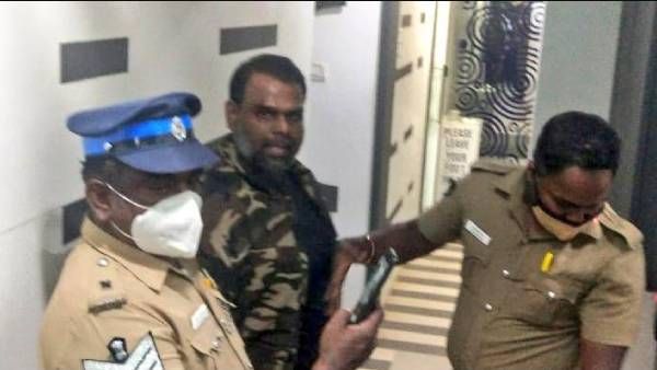 பட்டா கத்தியுடன் உள்ளே நுழைந்த மர்ம நபர்.. சத்தியம் டிவி அலுவலகத்தில் பயங்கர தாக்குதல்.. ஷாக் வீடியோ