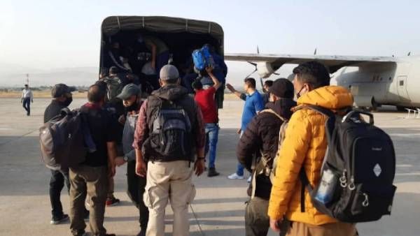 காபூல் ஏர்போர்ட் அருகே ஆப்கனைச் சேர்ந்த இந்துக்கள், சீக்கியர்களை தடுத்து நிறுத்தி தாலிபான்கள் அடாவடி