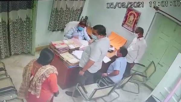 ஆந்திராவில் சம்பவம்: உயர் அதிகாரி முகத்தில் மணலை வீசி பெண் அதிகாரி சாபம் - வைரல் வீடியோ