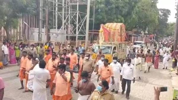 மதுரை ஆதீனம் அருணகிரிநாதர் உடல் நல்லடக்கம்.. இறுதிச் சடங்கில், பல்வேறு ஆதீனங்கள் பங்கேற்பு