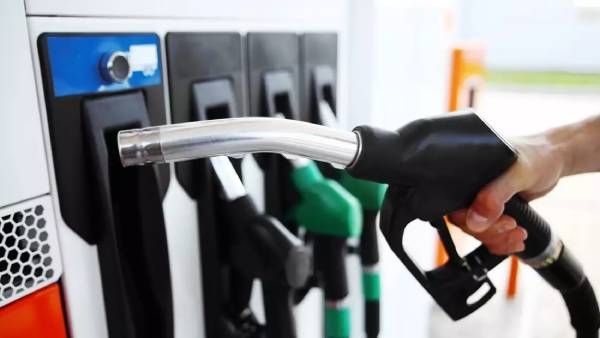 பல கோடி கடன்.. வருவாய் இழப்பு.. பொருளாதார சரிவுக்கு இடையிலும் பெட்ரோல் விலை குறைப்பு.. புள்ளி விவரம்