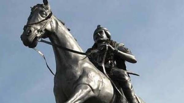 ஆங்கிலேயர்களுக்கு சிம்ம சொப்பனமாக திகழ்ந்த தீரன் சின்னமலை... நினைவை போற்றி வணங்கிய தலைவர்கள்..!