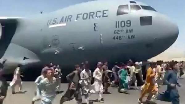 காபூல் விமான நிலையத்தில் கூட்ட நெரிசல்.. 4 பெண்கள் பலி.. எங்கும் தலைகளாக காட்சியளிக்கும் ஏர்போர்ட்!