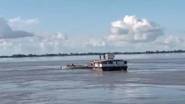 அஸ்ஸாம் துயரம்.. பிரம்மபுத்திரா ஆற்றில் 100 பேருடன் சென்ற படகுகள் மோதி விபத்து.. பலர் மாயம்