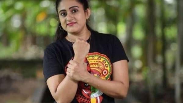 ஏன் இப்படி பண்ணீங்க? ஒரே ஒரு போட்டோஷூட்.. தூக்கி உள்ளே போட்ட போலீஸ்.. கேரள நடிகைக்கு நேர்ந்த அவலம்