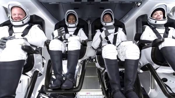 'மாபெரும் சாதனை..' 3 நாள் ஸ்பேஸ் சுற்றுலா.. பத்திரமாக பூமிக்கு திரும்பிய ஸ்பேஸ் எக்ஸ் விண்கலம்