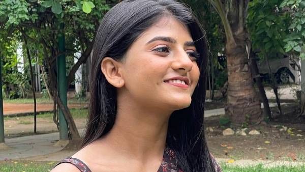 ஒரு பக்கமாக காற்று வாங்க...தலையை சாய்த்து ரசிக்கும் கேப்ரில்லா