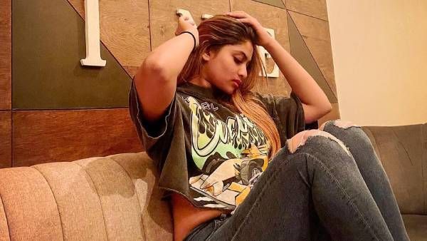 காலை மடக்கி கையை தூக்கி மனசை அள்ளும் ஷிவானி... அங்கே பார்த்து ஏங்கும் ரசிகர்கள்