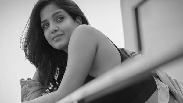 எட்டிப்பார்த்து ஏக்கம் மூட்டும் பவானி ரெட்டி... உச்சி கொட்டும் ரசிகர்கள்