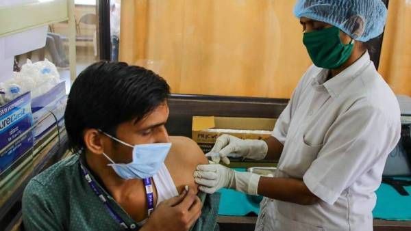 40000 முகாம்.. 8 மணி நேரத்தில் 17 லட்சம் பேருக்கு வேக்சின் போட்டு தமிழக அரசு சாதனை.. எப்படி நடந்தது?