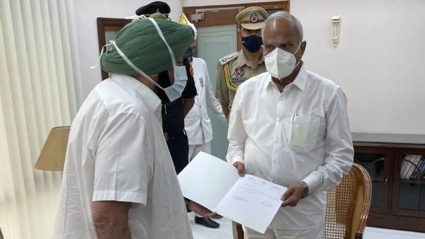 உச்சகட்ட காங். உட்கட்சி மோதல்- பஞ்சாப் முதல்வர் பதவியில் இருந்து அமரீந்தர் சிங் ராஜினாமா!