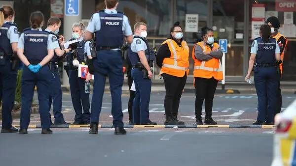 நியூசிலாந்து சூப்பர் மார்க்கெட்டில் 6 பேருக்கு சரமாரி கத்திக்குத்து: ஐஎஸ்.ஐஎஸ் தீவிரவாதி சுட்டுக்கொலை