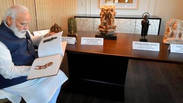 பழங்கால இந்திய பொக்கிஷங்களை மீட்டு வந்த பிரதமர்.. 157 தொல்பொருட்களுடன் நாடு திரும்பிய மோடி