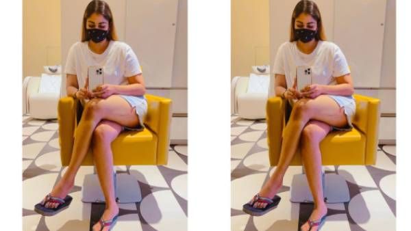 காற்றோட்டமாக அமர்ந்திருக்கும் ஷிவானி... கலாய்த்து தள்ளும் நெட்டிசன்கள்