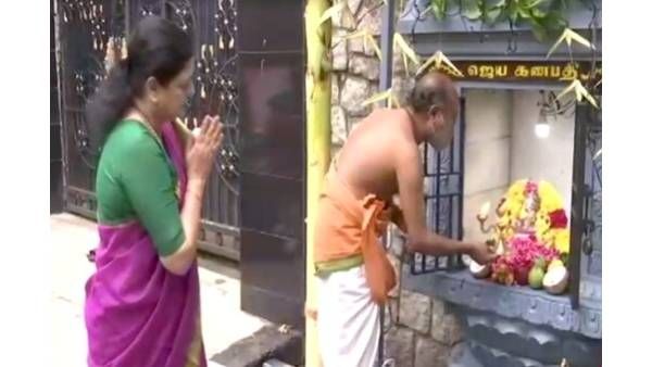 விநாயகர் சதுர்த்தி: போயஸ்கார்டன் ஜெய விநாயகர் கோவிலில் பாலபிஷேகம் செய்த சசிகலா