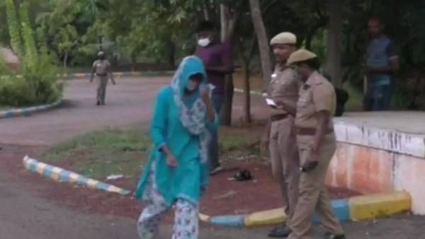 நிபந்தனை ஜாமீனில் மீரா மிதுன் ரிலீஸ்- எந்த சவுண்டும் இல்லை- விருட்டென காரில் ஏறி பறந்தார்!