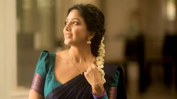 தாவணியில் தரமாக பவானி ரெட்டி...பார்த்ததும் ஆர்ப்பரிக்கும் ரசிகர்கள்