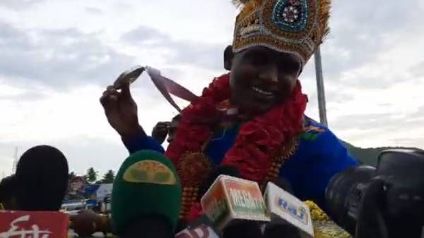 மக்களின் அன்பால்நெகிழ்ந்து போன பதக்க நாயகன் மாரியப்பன்.. மேளதாளம் முழங்க சொந்த ஊரில் உற்சாக வரவேற்பு