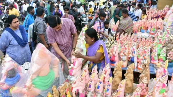 விநாயகர் சதுர்த்தி: கொரோனா எச்சரிக்கையை மீறி சந்தைகளில் குவிந்த மக்கள் - பூக்கள் விலை அதிகரிப்பு