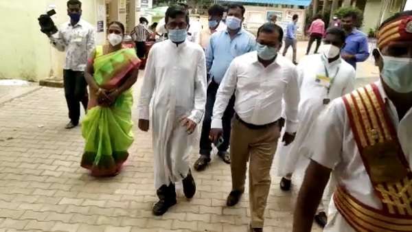 ஏலகிரி மலை பகுதியில் நீட் தேர்வு மையம்.. கிராமப்புற மாணவனுக்கு ஆட்சியர் செய்த நெகிழ்ச்சி சம்பவம்