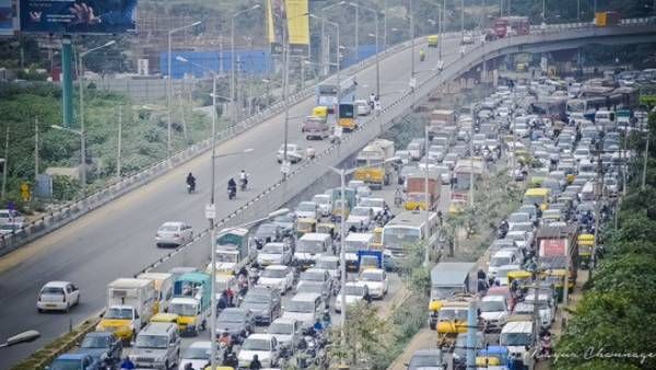 பெங்களூரு சாலைகளில் கார், பைக் பயன்பாடு 35% அதிகரிப்பு.. கடும் நெரிசல்.. திணறும் டிராஃபிக் போலீஸ்!