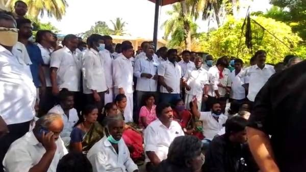 கே.சி. வீரமணி வீட்டின் முன் ஆர்ப்பாட்டம்.. போலீஸாருக்கும் அதிமுகவினருக்கும் இடையே தள்ளுமுள்ளு!