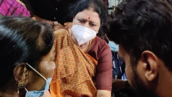 புலமைப்பித்தன் உடலுக்கு நேரில் அஞ்சலி செலுத்திய சசிகலா.. கதறி அழுத மனைவி