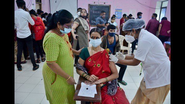 வெறும் 67 லட்சம் பேர்தான்.. தமிழ்நாட்டில் 2 டோஸ் போட்டவர்கள் எண்ணிக்கை மிக குறைவு.. என்ன காரணம்?