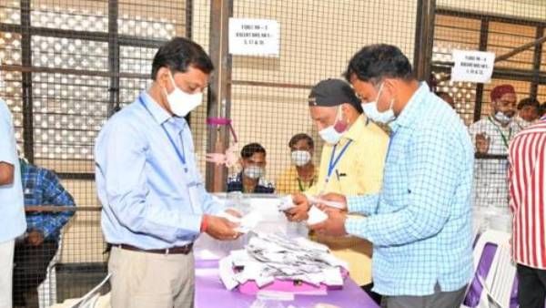 ஒரு ஓட்டில் வெற்றி.. ஊராட்சி மன்ற தலைவரான 21 வயது இளம்பெண் சாருலதா