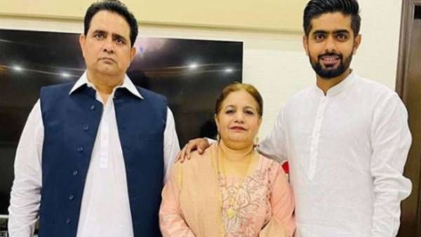 மரணப்படுக்கையில் தாய்.. இந்தியாவிற்கு எதிராக சளைக்காமல் பேட்டை தூக்கிய பாபர்.. உருக்கமான பின்னணி