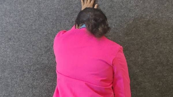 வடிவேலுவின் கெட்டப்பில் திரும்பி நின்று...கண்டுபிடிங்க பார்ப்போம்..கெத்து காட்டும் சின்னத்திரை நடிகை