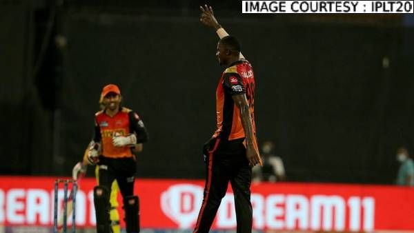 SRH vs CSK: சென்னையை அலறவிட்ட ஜேசன் ஹோல்டர், ஹெலிகாப்டர் ஷாட்டில் கரை சேர்த்த தோனி