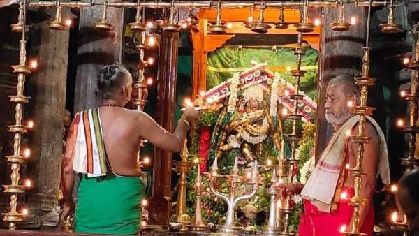 ஐப்பசி விசு: குற்றாலம் குற்றாலநாதர் கோவிலில் பச்சை சாத்தி தாண்டவ தீபாராதனை 