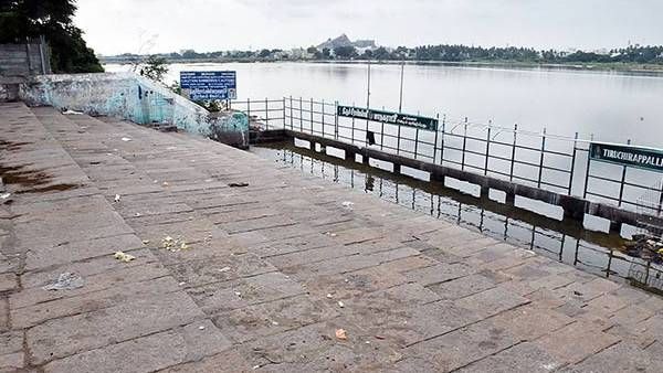 மகாளய அமாவாசை 2021: தர்ப்பணம் தர தடையால் வெறிச்சோடிய அம்மா மண்டபம் - தடையை மீறி காவிரியில் நீராடினர்