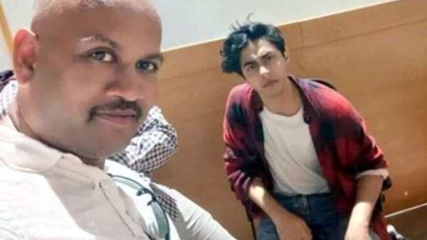 மிக பெரிய சதி? ஆரியன் கானுடன் போலீஸ் நிலையத்திலேயே செல்பி.. யார் அந்த மர்ம நபர்? திடீர் பரபரப்பு
