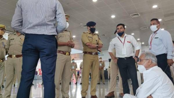 உ.பி. லக்னோ ஏர்போர்ட்: சத்தீஸ்கர் முதல்வர் பூபேஷ் பாகல் தரையில் அமர்ந்து போராட்டம்- திடீர் பரபரப்பு!