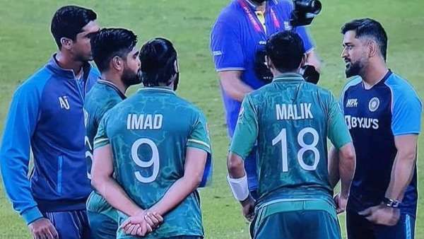 கட்டப்பட்ட கைகள்? 