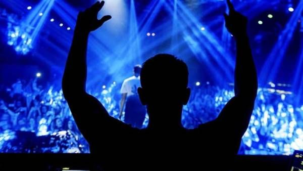 சொகுசு கப்பலில் படு சீக்ரெட்டான ரேவ் பார்ட்டி.. மாறு வேடத்தில் புகுந்த போலீஸ்.. நடந்தது என்ன?