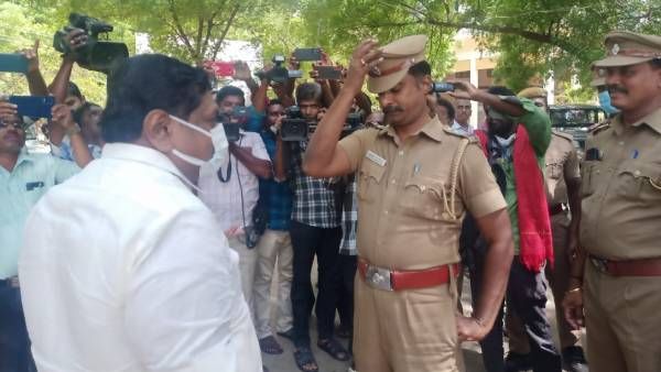 சபாநாயகர் படத்துடன் ஓட்டு கேட்ட திமுக வேட்பாளர்கள்.. புகார் அளிக்க சென்ற இன்பதுரை தடுத்து நிறுத்தம்
